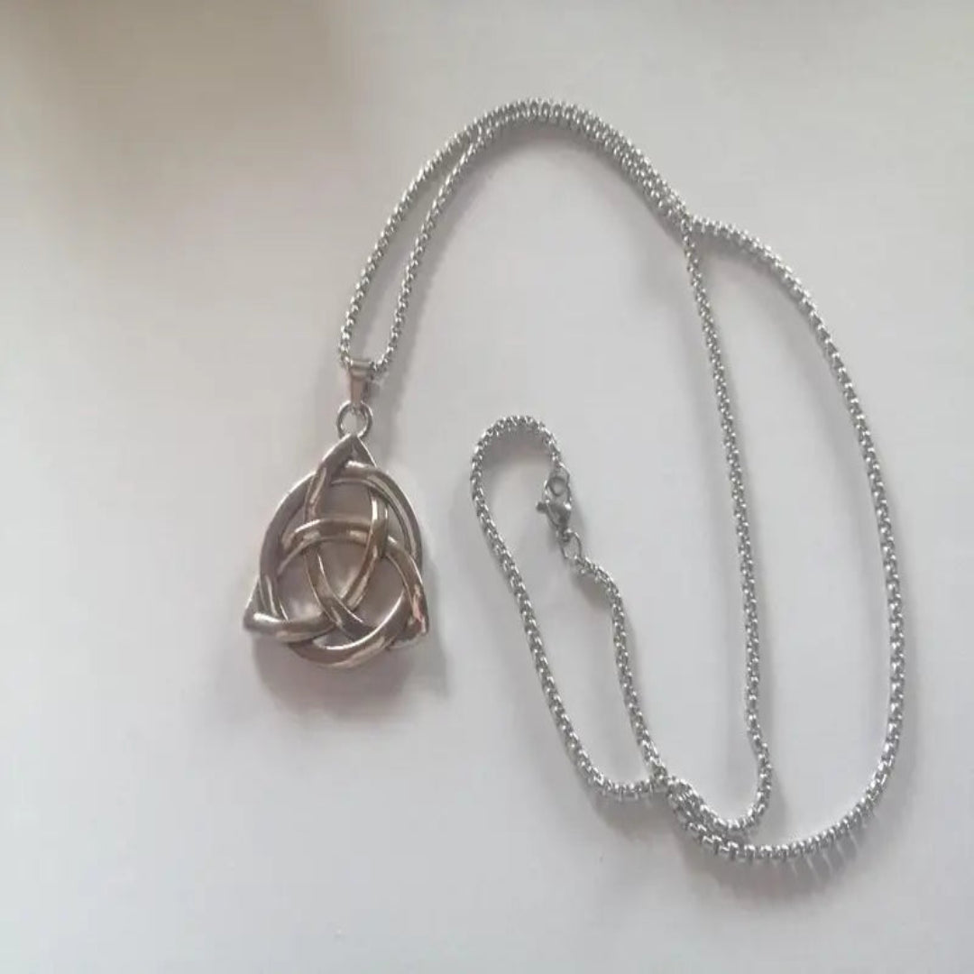 Timeless Celtic Knot Design Pendant Necklace – Viking-Inspired Unisex Accessory